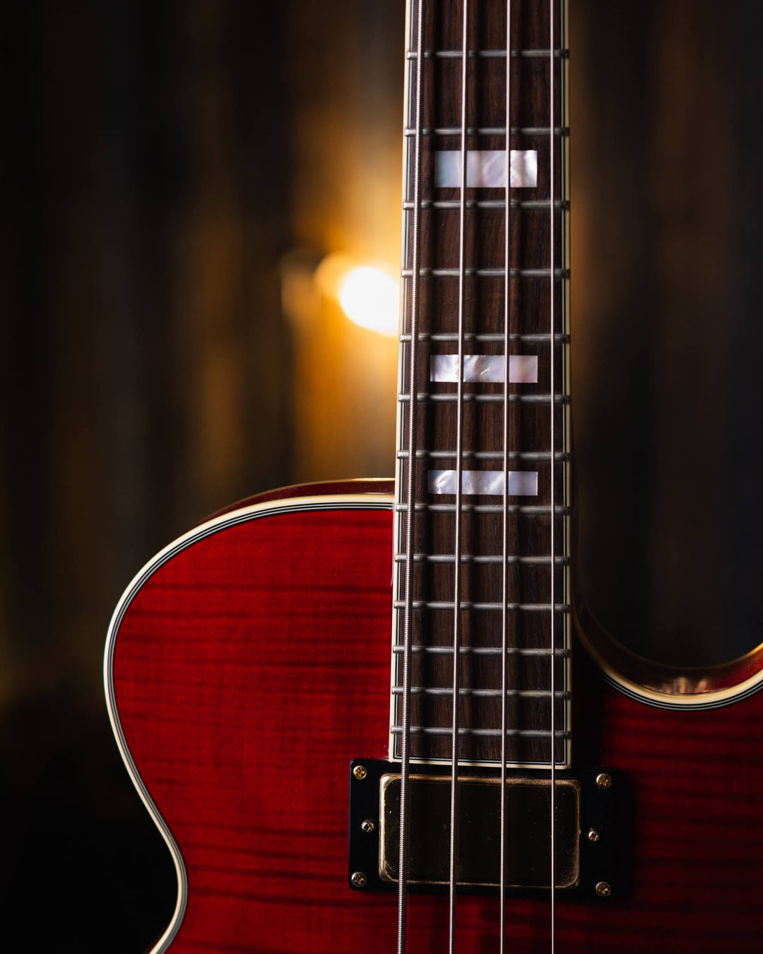 D'Angelico EX-Bass Trans Cherry Red 2015 - Bajo Eléctrico | D'Angelico Guitars presenta el EX-Bass con un cuerpo semihueco de un solo corte y 32.25" escala que lleva el ambiente clásico y la sensación vintage que se espera de este clásico artesano de inst