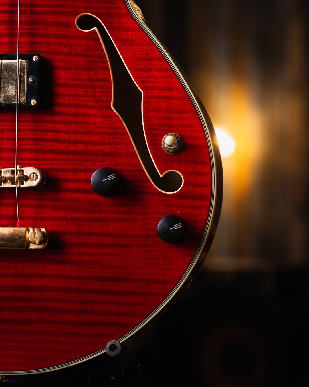 D'Angelico EX-Bass Trans Cherry Red 2015 - Bajo Eléctrico | D'Angelico Guitars presenta el EX-Bass con un cuerpo semihueco de un solo corte y 32.25" escala que lleva el ambiente clásico y la sensación vintage que se espera de este clásico artesano de inst