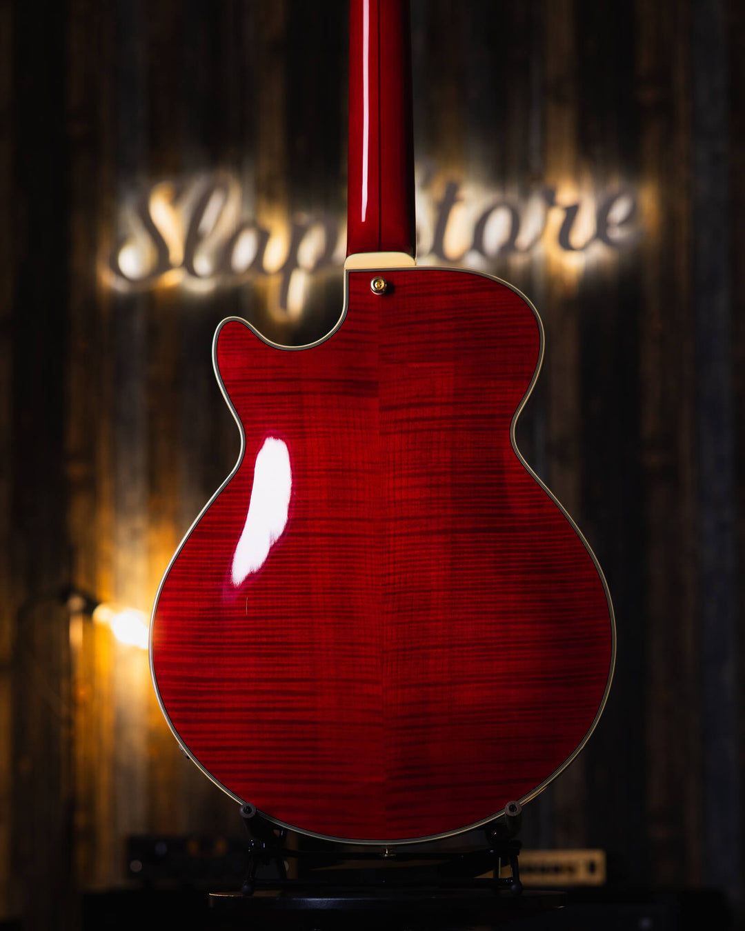 D'Angelico EX-Bass Trans Cherry Red 2015 - Bajo Eléctrico | D'Angelico Guitars presenta el EX-Bass con un cuerpo semihueco de un solo corte y 32.25" escala que lleva el ambiente clásico y la sensación vintage que se espera de este clásico artesano de inst