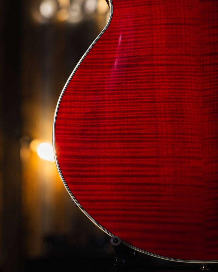 D'Angelico EX-Bass Trans Cherry Red 2015 - Bajo Eléctrico | D'Angelico Guitars presenta el EX-Bass con un cuerpo semihueco de un solo corte y 32.25" escala que lleva el ambiente clásico y la sensación vintage que se espera de este clásico artesano de inst