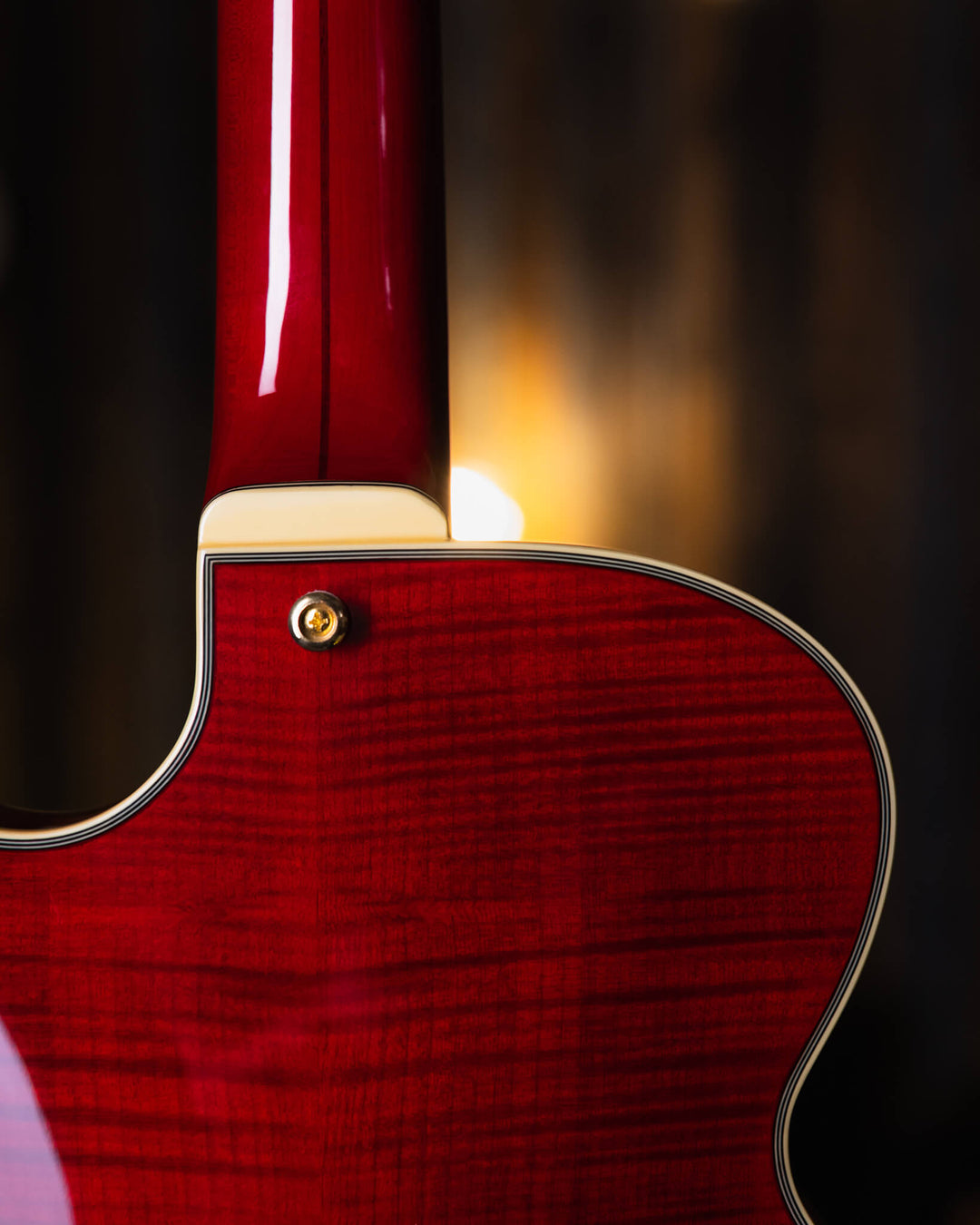 D'Angelico EX-Bass Trans Cherry Red 2015 - Bajo Eléctrico | D'Angelico Guitars presenta el EX-Bass con un cuerpo semihueco de un solo corte y 32.25" escala que lleva el ambiente clásico y la sensación vintage que se espera de este clásico artesano de inst