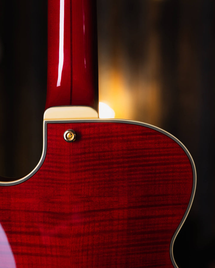 D'Angelico EX-Bass Trans Cherry Red 2015 - Bajo Eléctrico | D'Angelico Guitars presenta el EX-Bass con un cuerpo semihueco de un solo corte y 32.25" escala que lleva el ambiente clásico y la sensación vintage que se espera de este clásico artesano de inst