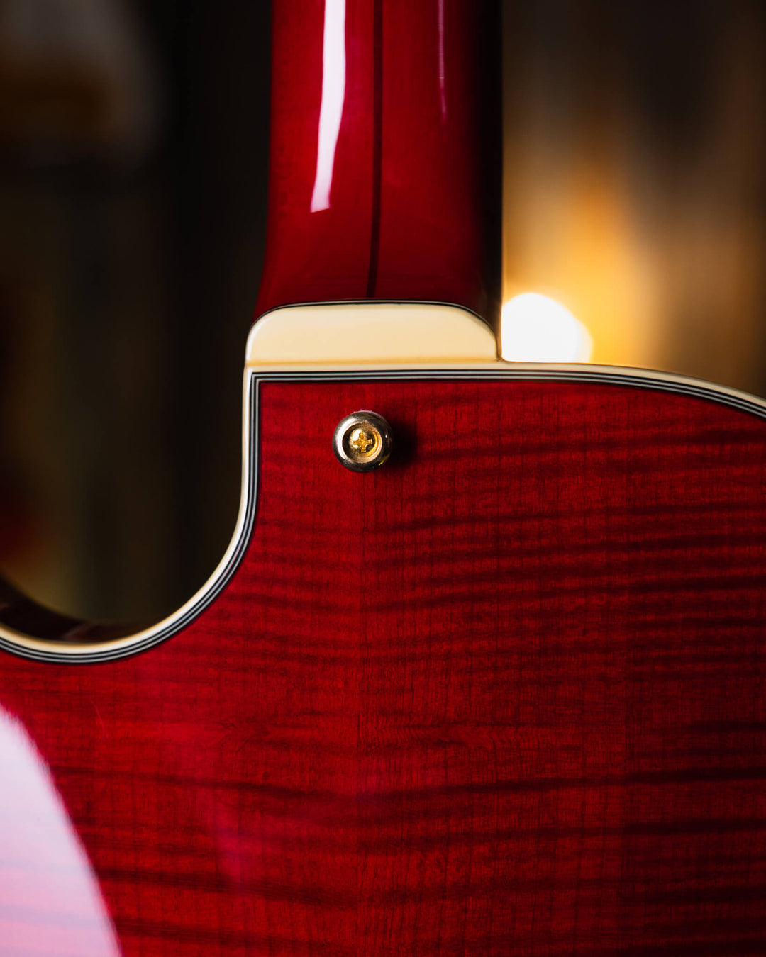 D'Angelico EX-Bass Trans Cherry Red 2015 - Bajo Eléctrico | D'Angelico Guitars presenta el EX-Bass con un cuerpo semihueco de un solo corte y 32.25" escala que lleva el ambiente clásico y la sensación vintage que se espera de este clásico artesano de inst