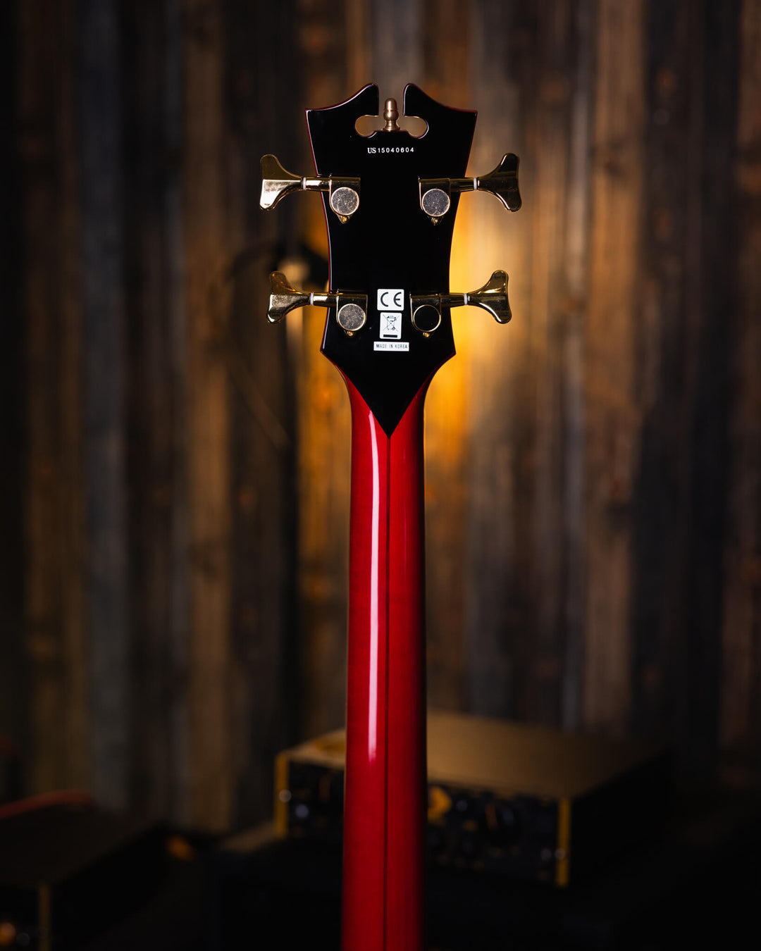 D'Angelico EX-Bass Trans Cherry Red 2015 - Bajo Eléctrico | D'Angelico Guitars presenta el EX-Bass con un cuerpo semihueco de un solo corte y 32.25" escala que lleva el ambiente clásico y la sensación vintage que se espera de este clásico artesano de inst