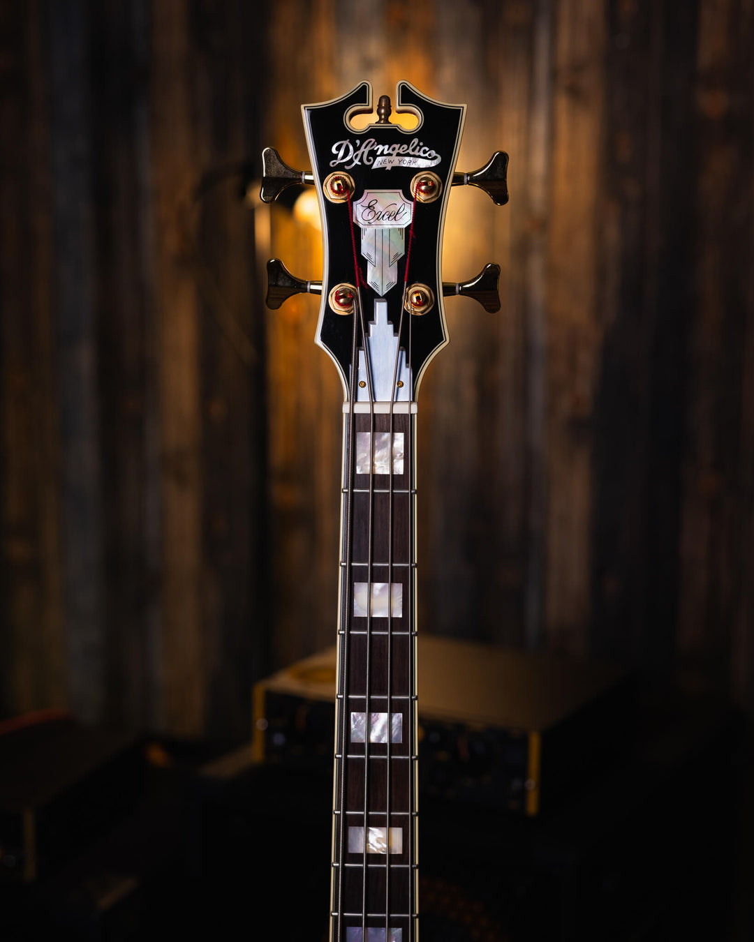 D'Angelico EX-Bass Trans Cherry Red 2015 - Bajo Eléctrico | D'Angelico Guitars presenta el EX-Bass con un cuerpo semihueco de un solo corte y 32.25" escala que lleva el ambiente clásico y la sensación vintage que se espera de este clásico artesano de inst