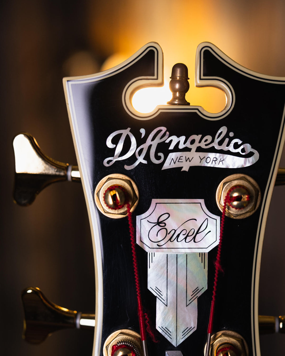 D'Angelico EX-Bass Trans Cherry Red 2015 - Bajo Eléctrico | D'Angelico Guitars presenta el EX-Bass con un cuerpo semihueco de un solo corte y 32.25" escala que lleva el ambiente clásico y la sensación vintage que se espera de este clásico artesano de inst