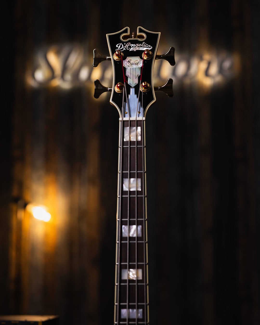 D'Angelico EX-Bass Trans Cherry Red 2015 - Bajo Eléctrico | D'Angelico Guitars presenta el EX-Bass con un cuerpo semihueco de un solo corte y 32.25" escala que lleva el ambiente clásico y la sensación vintage que se espera de este clásico artesano de inst