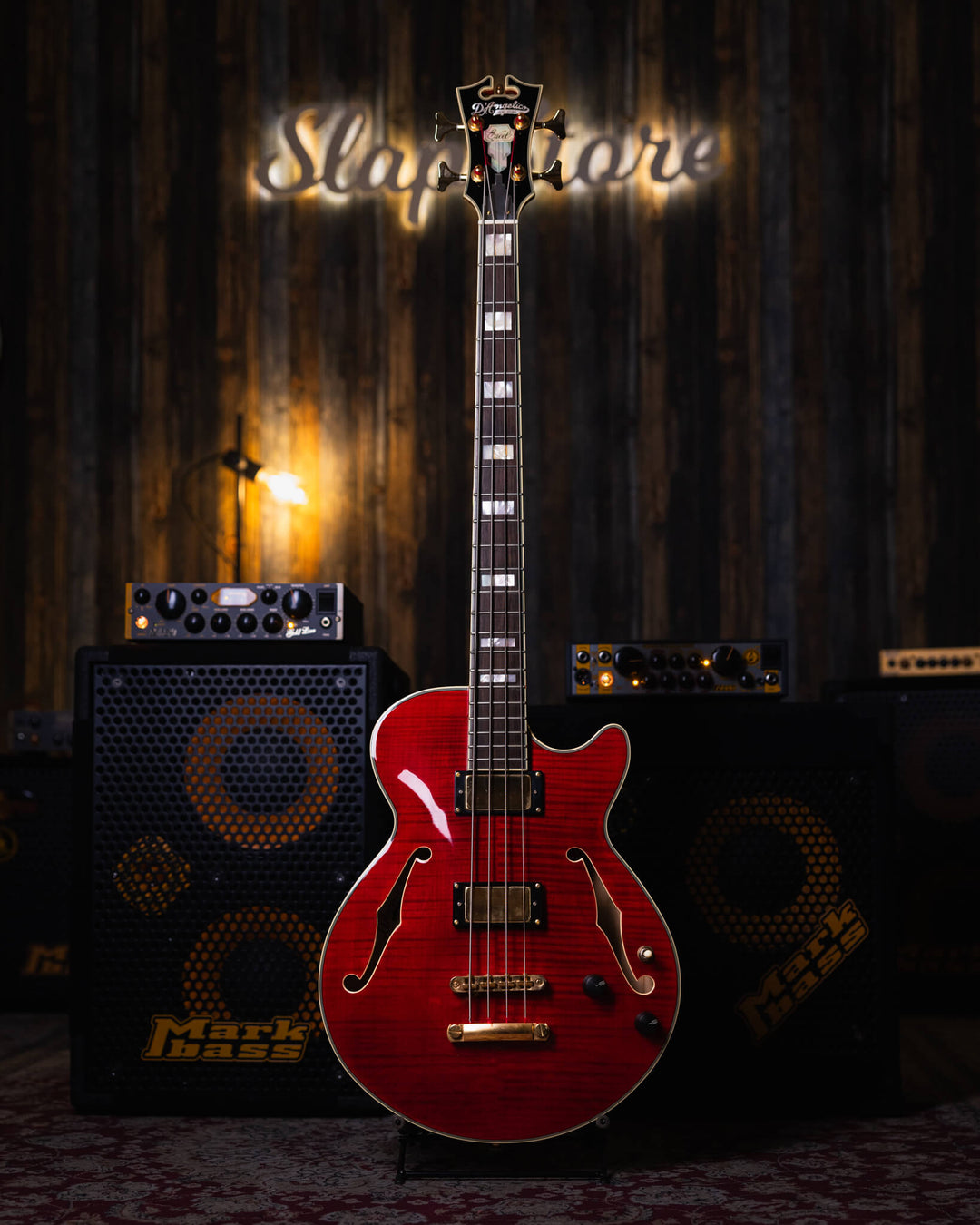 D'Angelico EX-Bass Trans Cherry Red 2015 - Bajo Eléctrico | D'Angelico Guitars presenta el EX-Bass con un cuerpo semihueco de un solo corte y 32.25" escala que lleva el ambiente clásico y la sensación vintage que se espera de este clásico artesano de inst