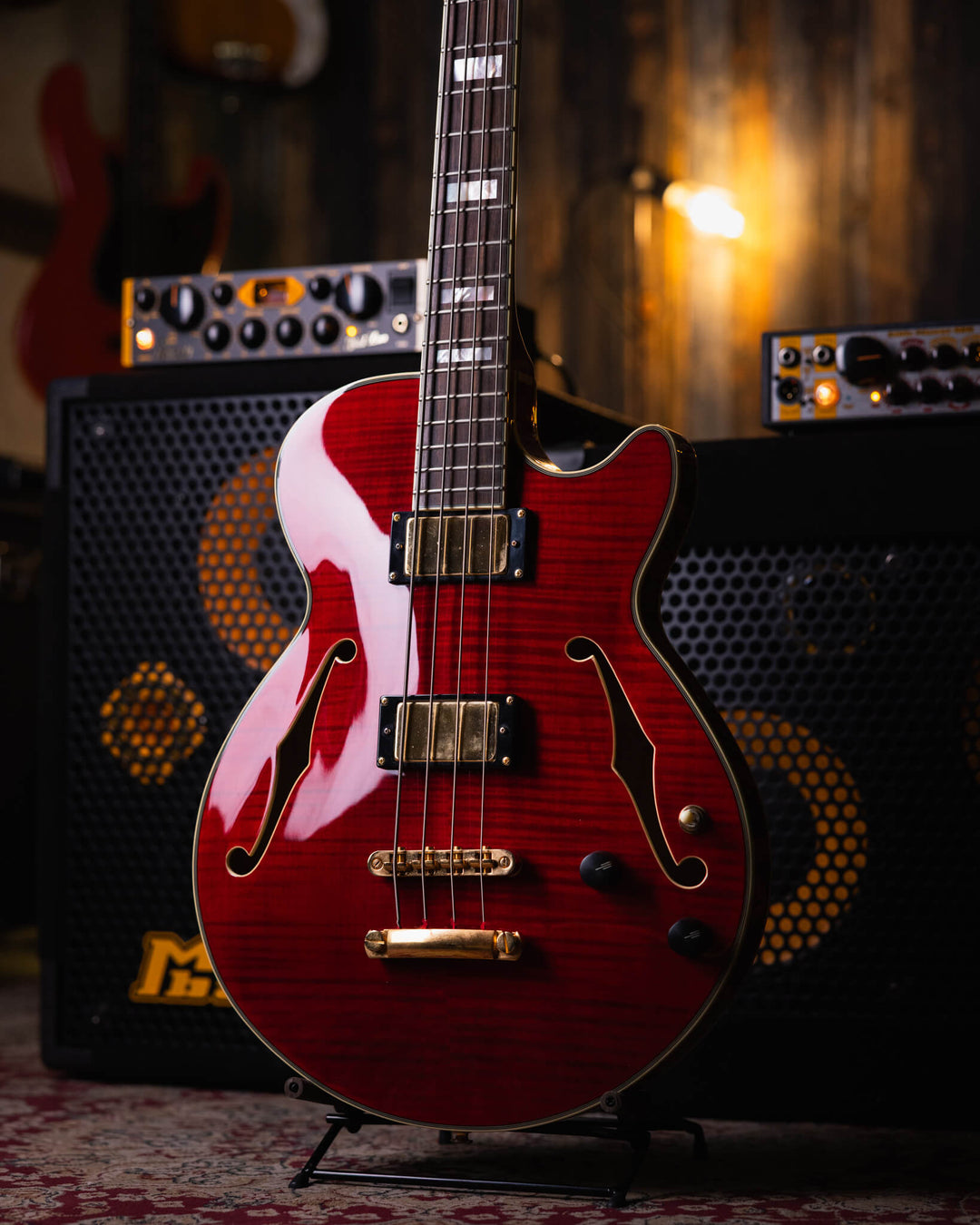 D'Angelico EX-Bass Trans Cherry Red 2015 - Bajo Eléctrico | D'Angelico Guitars presenta el EX-Bass con un cuerpo semihueco de un solo corte y 32.25" escala que lleva el ambiente clásico y la sensación vintage que se espera de este clásico artesano de inst