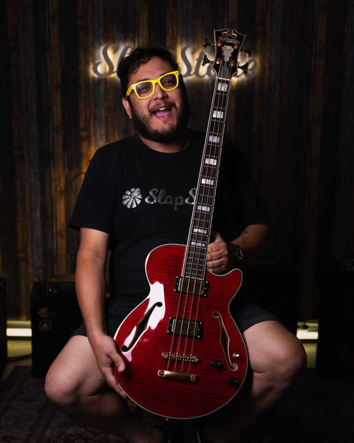 D'Angelico EX-Bass Trans Cherry Red 2015 - Bajo Eléctrico | D'Angelico Guitars presenta el EX-Bass con un cuerpo semihueco de un solo corte y 32.25" escala que lleva el ambiente clásico y la sensación vintage que se espera de este clásico artesano de inst