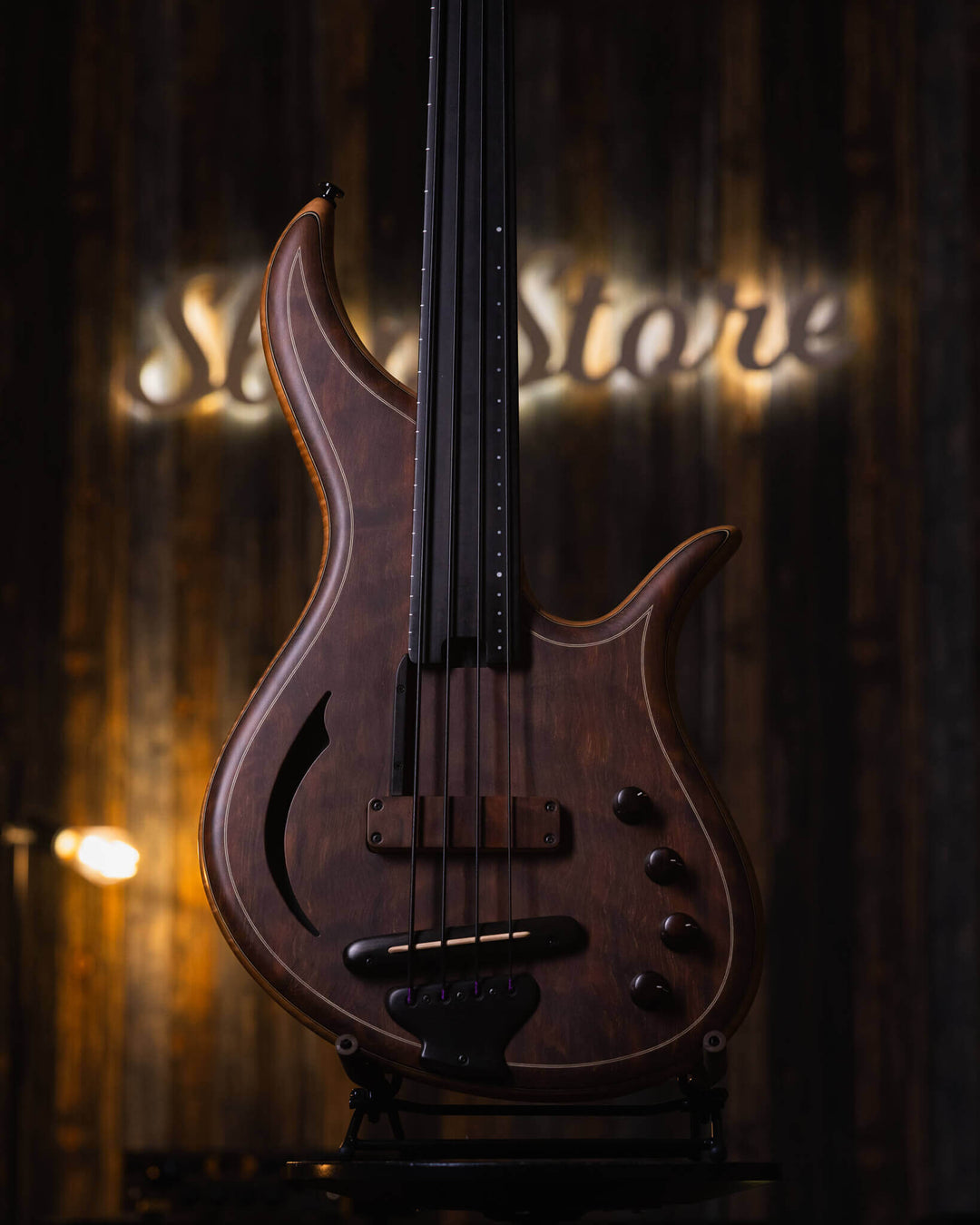 F Bass AC4 Figured Walnut 2021 - Bajo Eléctrico | El modelo fretless AC-Signature ha sido desarrollado en colaboración con la leyenda del jazz canadiense Alain Caron desde mediados de los años 80. Esta serie nació del deseo de Alain de contar con un bajo
