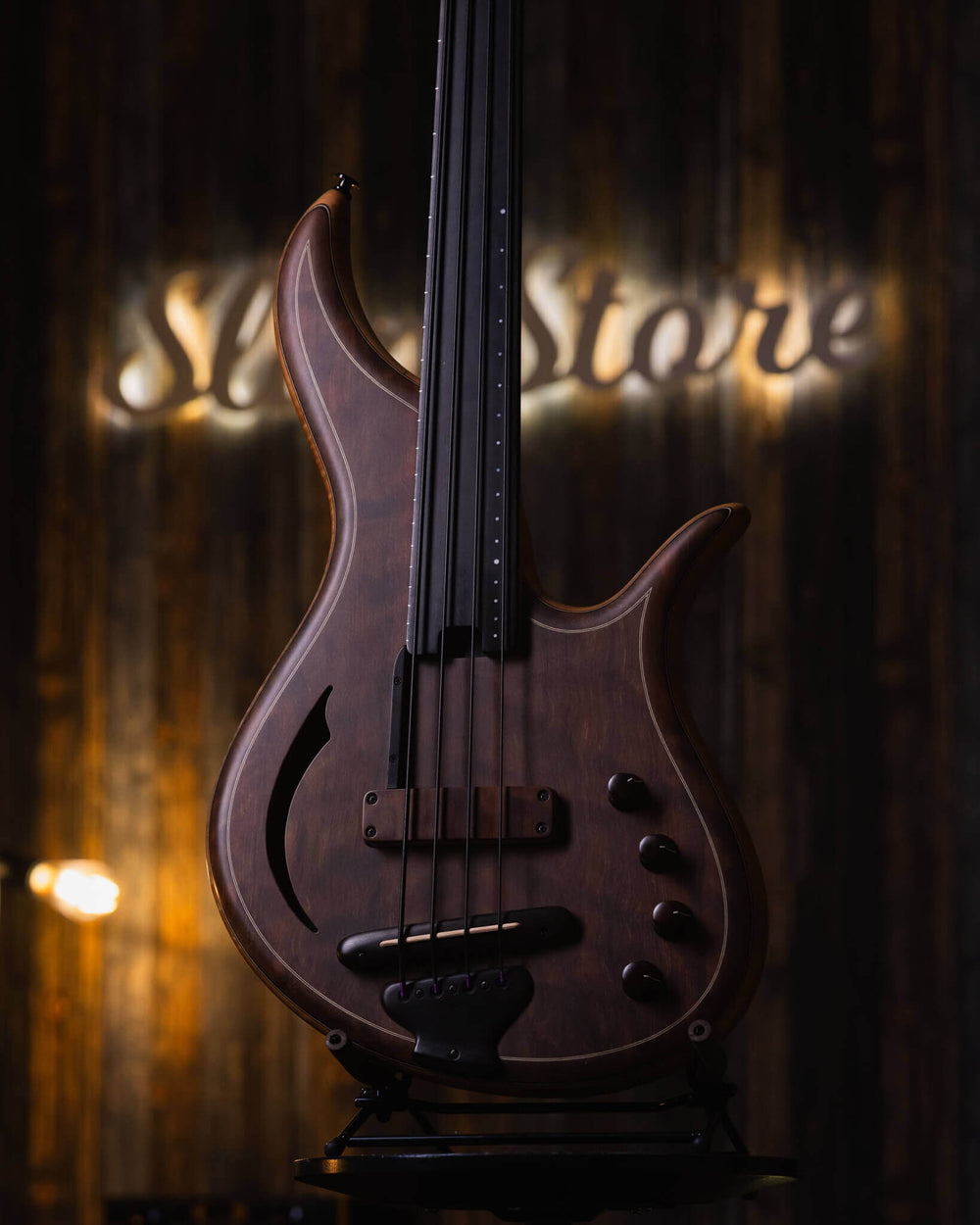 F Bass AC4 Figured Walnut 2021 - Bajo Eléctrico | El modelo fretless AC-Signature ha sido desarrollado en colaboración con la leyenda del jazz canadiense Alain Caron desde mediados de los años 80. Esta serie nació del deseo de Alain de contar con un bajo