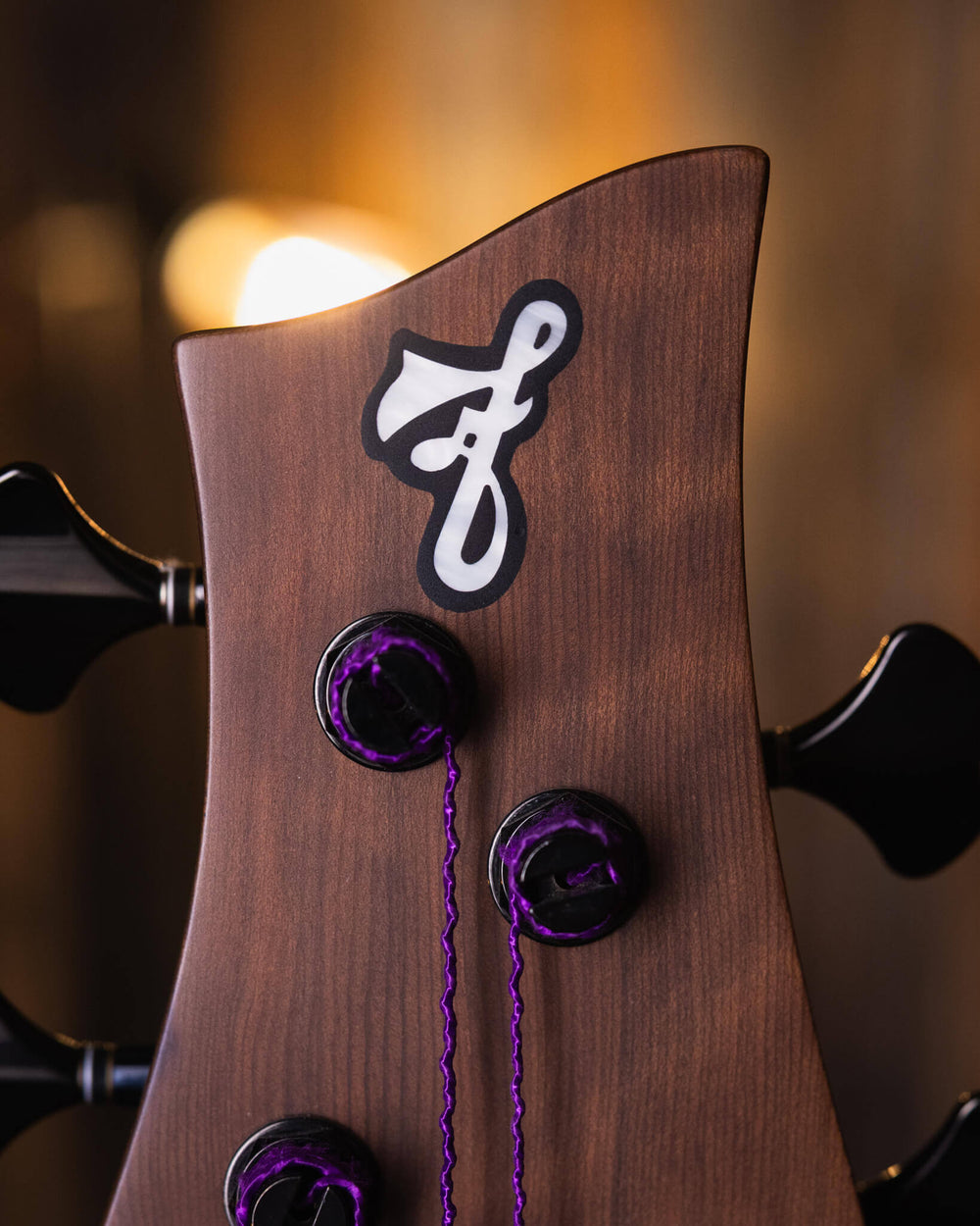 F Bass AC4 Figured Walnut 2021 - Bajo Eléctrico | El modelo fretless AC-Signature ha sido desarrollado en colaboración con la leyenda del jazz canadiense Alain Caron desde mediados de los años 80. Esta serie nació del deseo de Alain de contar con un bajo