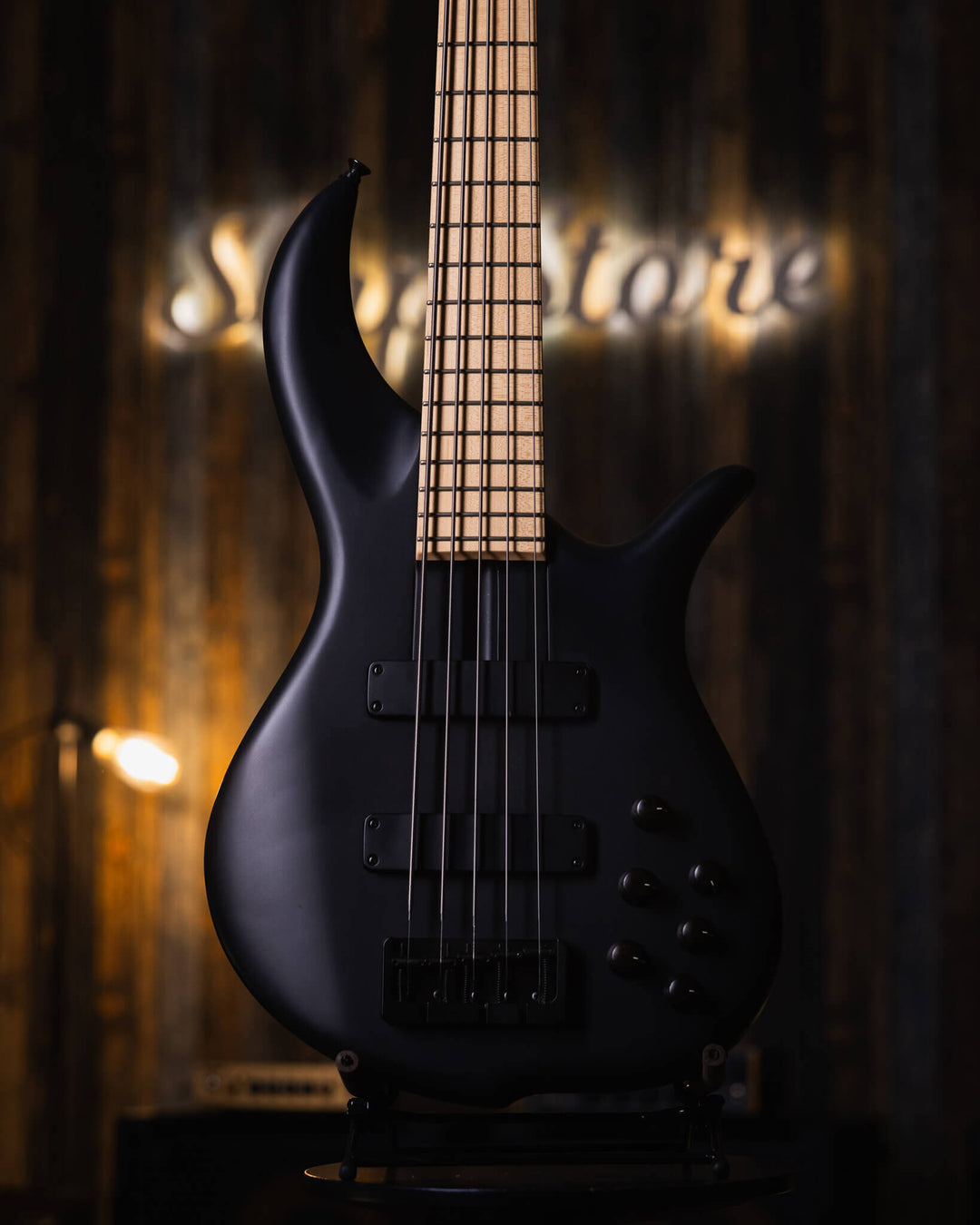 F Bass BN5 Black Matte 2019 - Bajo Eléctrico | The BN series is the product of 40+ years of F Bass evolution. While it has roots stemming from the original Jazz Bass, it has slowly morphed into our signature sound, feel, and look. The BN series’ voice lea