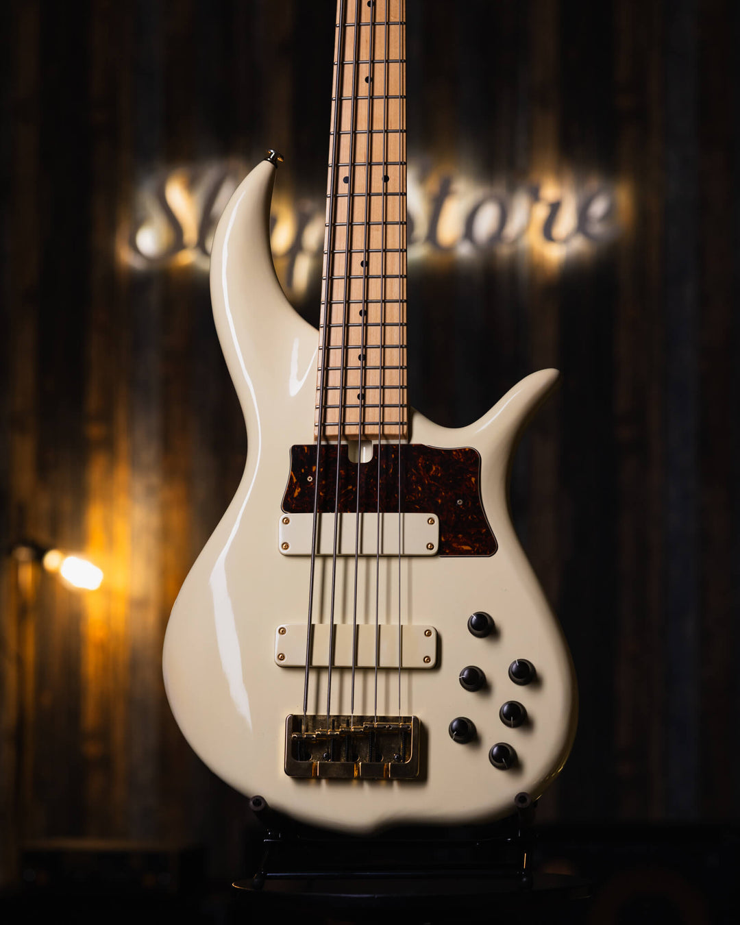 F Bass BN5 Olympic White 2018 - Bajo Eléctrico | The BN series is the product of 40+ years of F Bass evolution. While it has roots stemming from the original Jazz Bass, it has slowly morphed into our signature sound, feel, and look. The BN series’ voice l