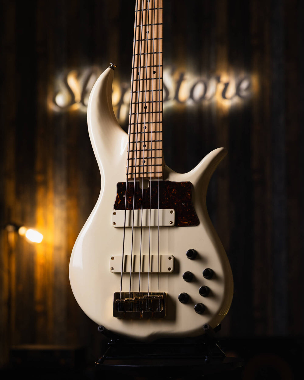 F Bass BN5 Olympic White 2018 - Bajo Eléctrico | The BN series is the product of 40+ years of F Bass evolution. While it has roots stemming from the original Jazz Bass, it has slowly morphed into our signature sound, feel, and look. The BN series’ voice l