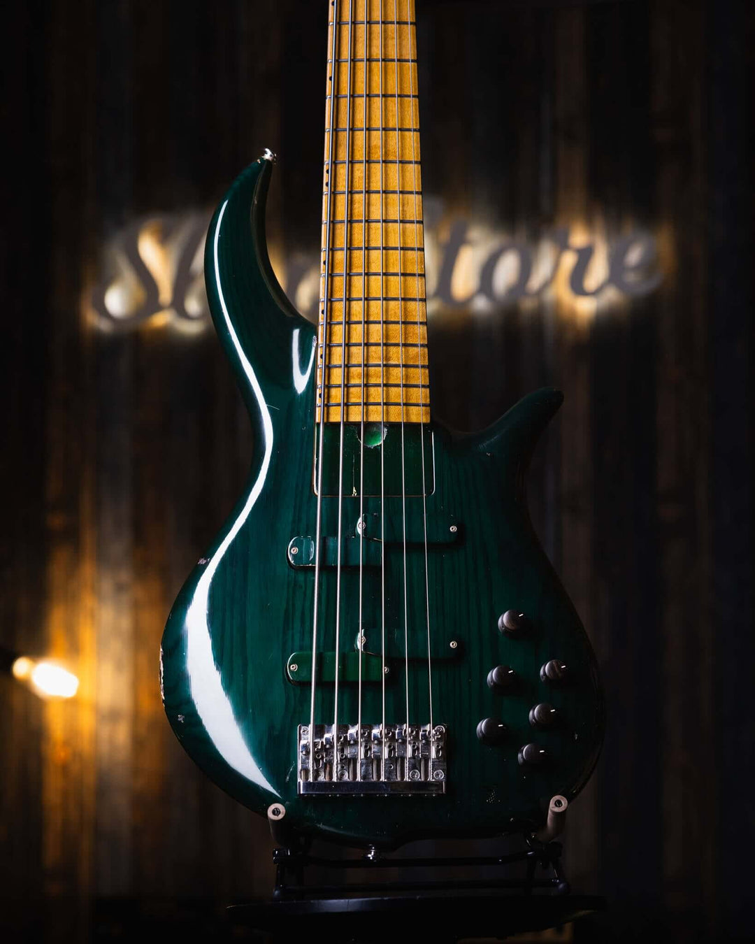 F Bass BN6 AC Dark Green '90 - Bajo Eléctrico | The BN series is the product of 40+ years of F Bass evolution. While it has roots stemming from the original Jazz Bass, it has slowly morphed into our signature sound, feel, and look. The BN series’ voice le