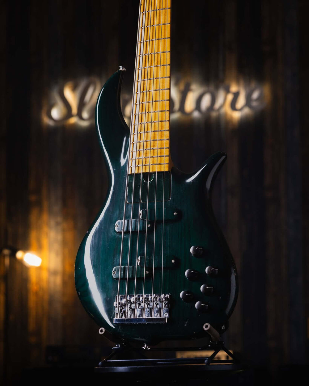 F Bass BN6 AC Dark Green '90 - Bajo Eléctrico | The BN series is the product of 40+ years of F Bass evolution. While it has roots stemming from the original Jazz Bass, it has slowly morphed into our signature sound, feel, and look. The BN series’ voice le
