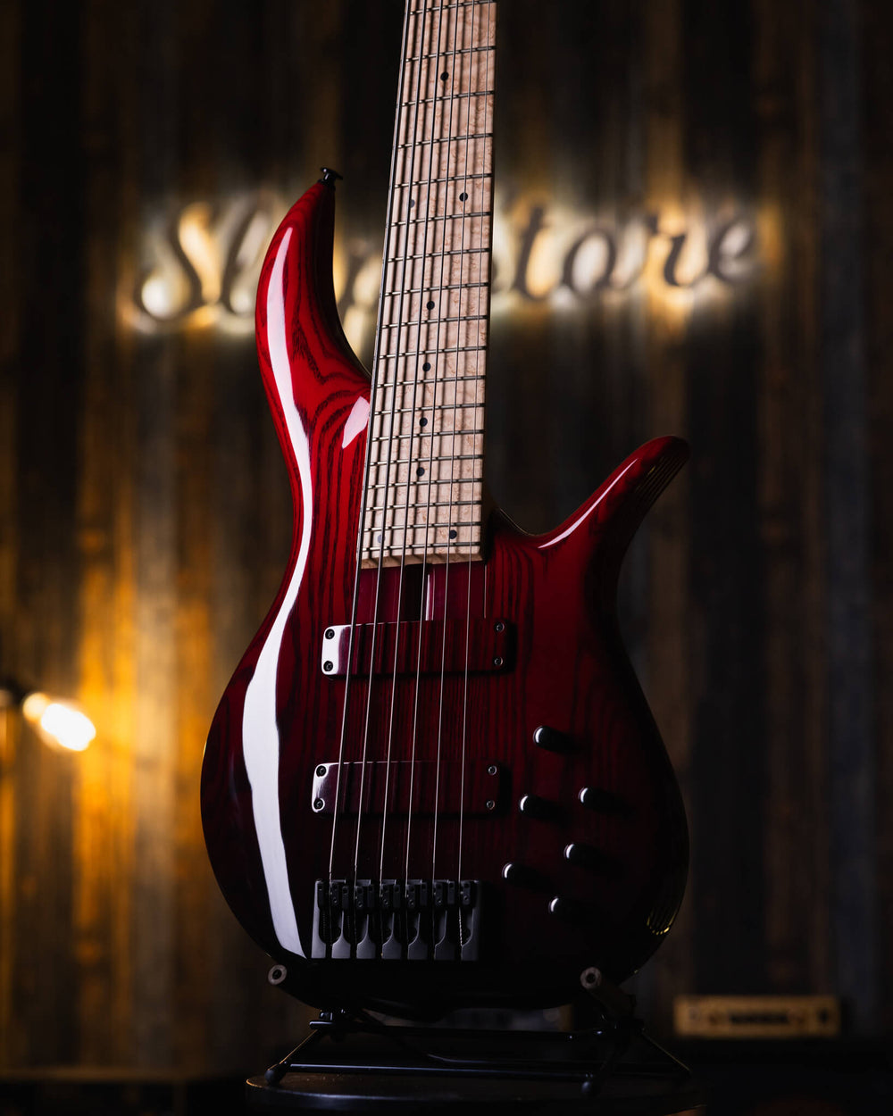 F Bass BN6 Trans Red Fade 2023 - Bajo Eléctrico | The BN series is the product of 40+ years of F Bass evolution. While it has roots stemming from the original Jazz Bass, it has slowly morphed into our signature sound, feel, and look. The BN series’ voice