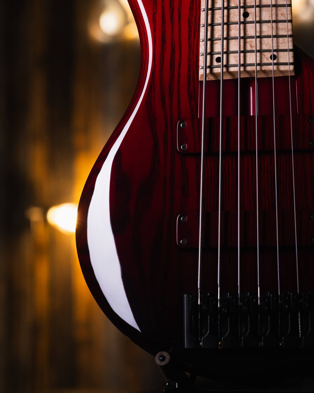 F Bass BN6 Trans Red Fade 2023 - Bajo Eléctrico | The BN series is the product of 40+ years of F Bass evolution. While it has roots stemming from the original Jazz Bass, it has slowly morphed into our signature sound, feel, and look. The BN series’ voice