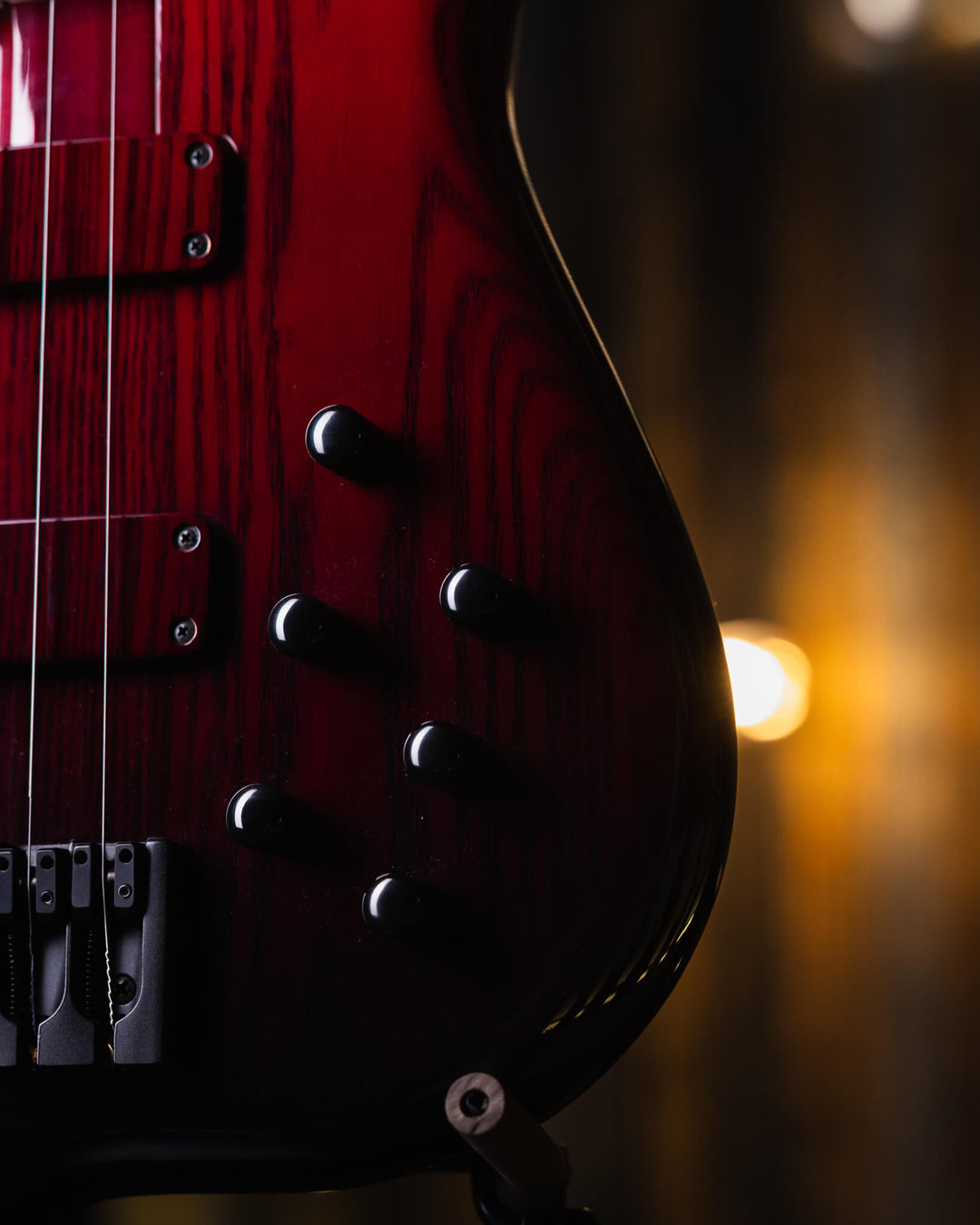 F Bass BN6 Trans Red Fade 2023 - Bajo Eléctrico | The BN series is the product of 40+ years of F Bass evolution. While it has roots stemming from the original Jazz Bass, it has slowly morphed into our signature sound, feel, and look. The BN series’ voice