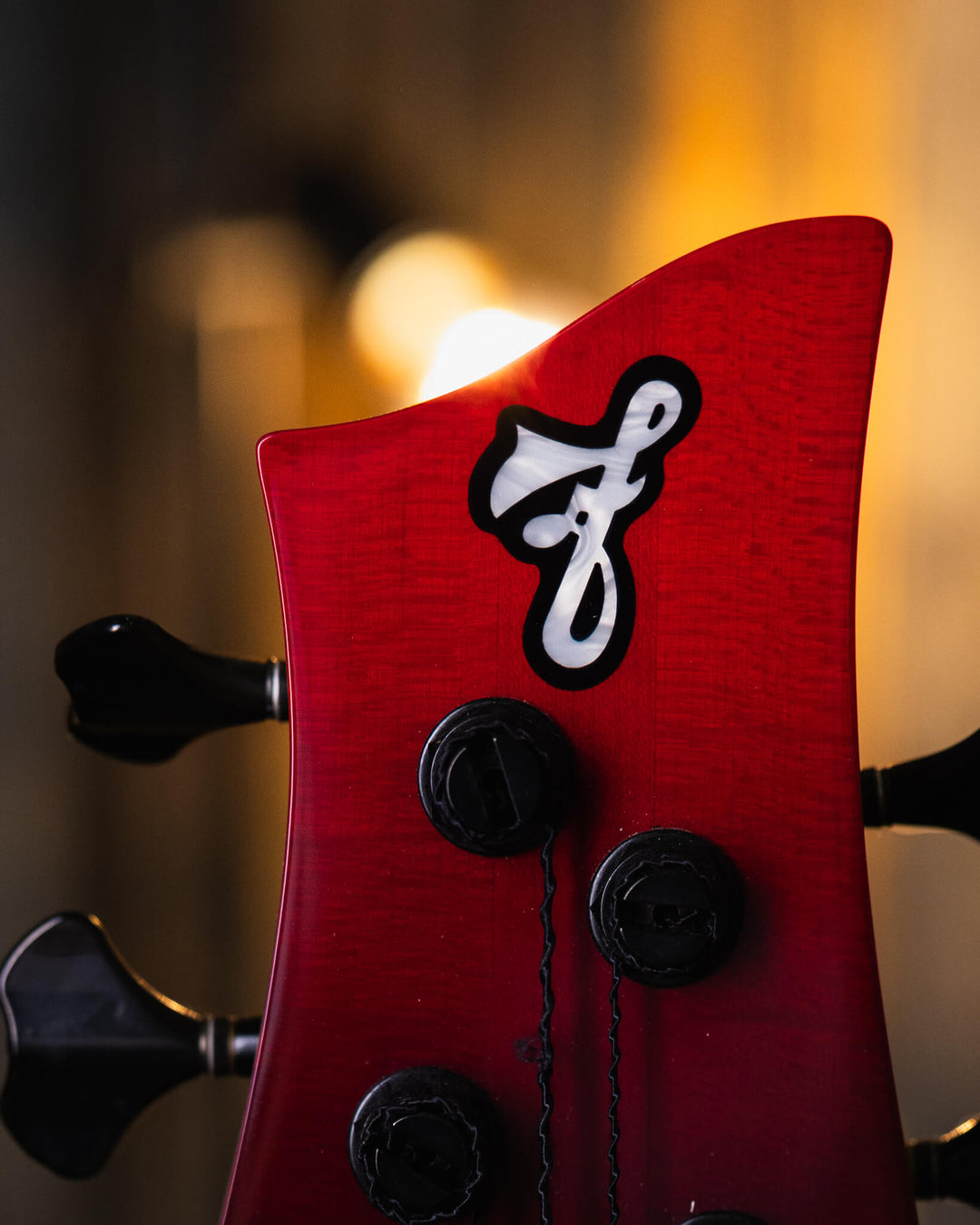 F Bass BN6 Trans Red Fade 2023 - Bajo Eléctrico | The BN series is the product of 40+ years of F Bass evolution. While it has roots stemming from the original Jazz Bass, it has slowly morphed into our signature sound, feel, and look. The BN series’ voice