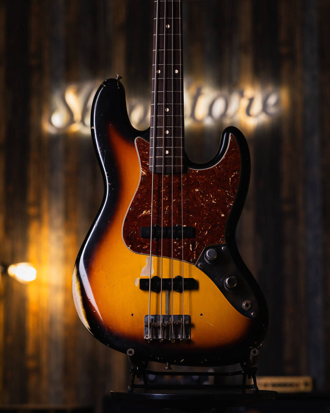 Fender Jazz Bass Custom Shop 1960 Relic Sunburst 2011 - Bajo Eléctrico | El 1960 Jazz Bass Relic de Fender Custom Shop es una edición limitada que destaca por su estética verdaderamente impresionante. Su acabado Relic, con golpes, rayaduras y marcas del p