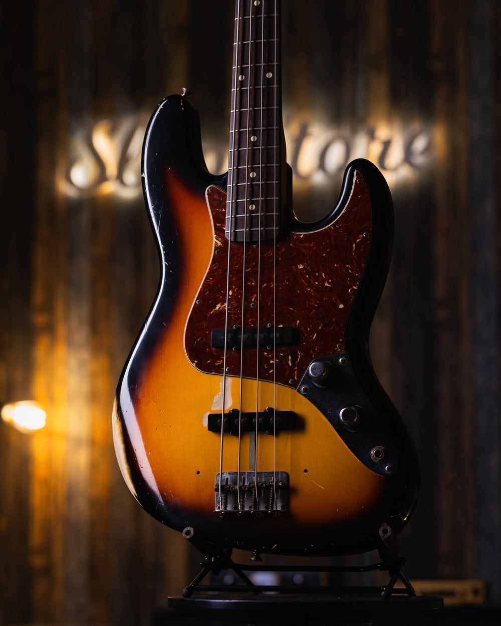 Fender Jazz Bass Custom Shop 1960 Relic Sunburst 2011 - Bajo Eléctrico | El 1960 Jazz Bass Relic de Fender Custom Shop es una edición limitada que destaca por su estética verdaderamente impresionante. Su acabado Relic, con golpes, rayaduras y marcas del p