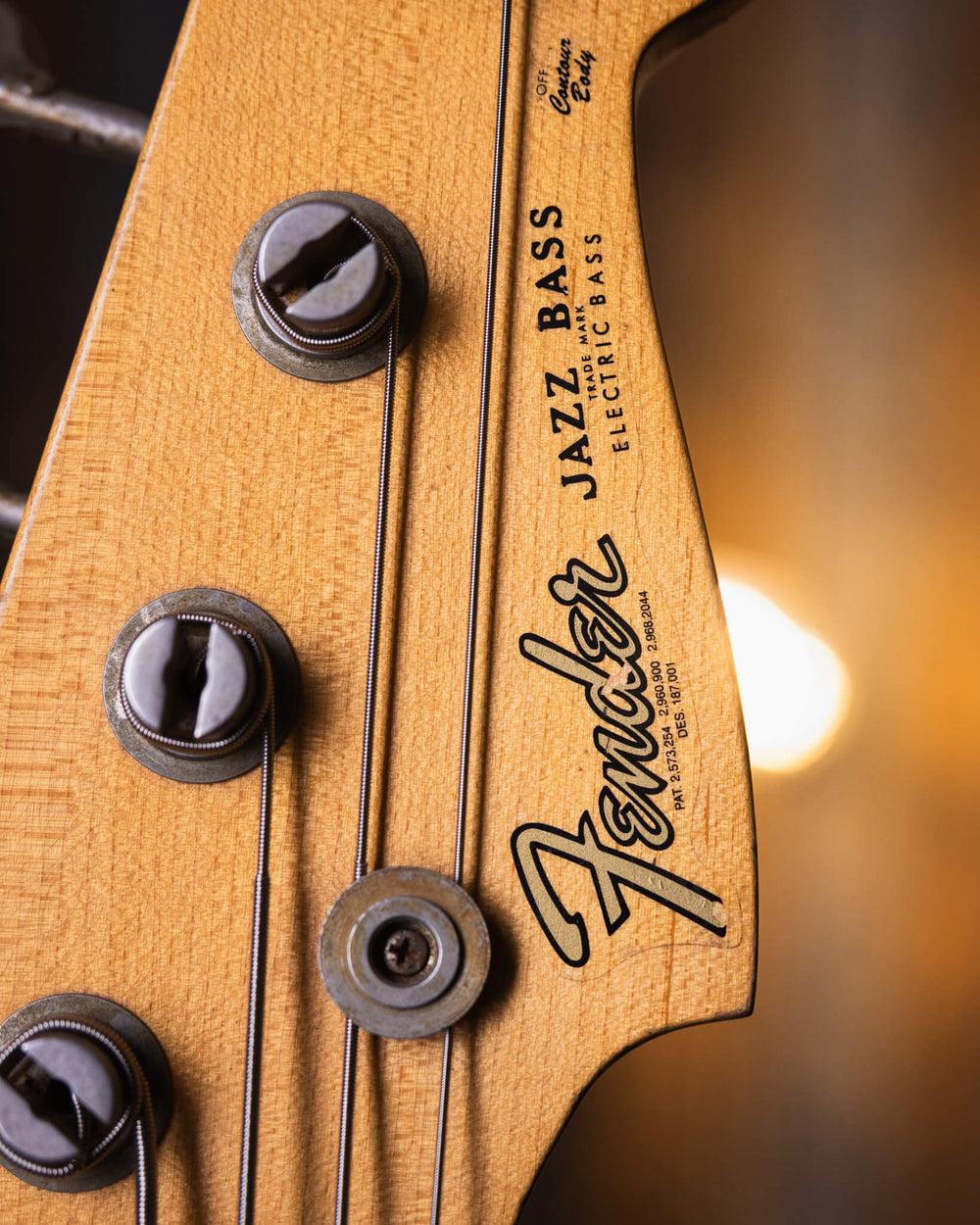 Fender Jazz Bass Custom Shop 1960 Relic Sunburst 2011 - Bajo Eléctrico | El 1960 Jazz Bass Relic de Fender Custom Shop es una edición limitada que destaca por su estética verdaderamente impresionante. Su acabado Relic, con golpes, rayaduras y marcas del p