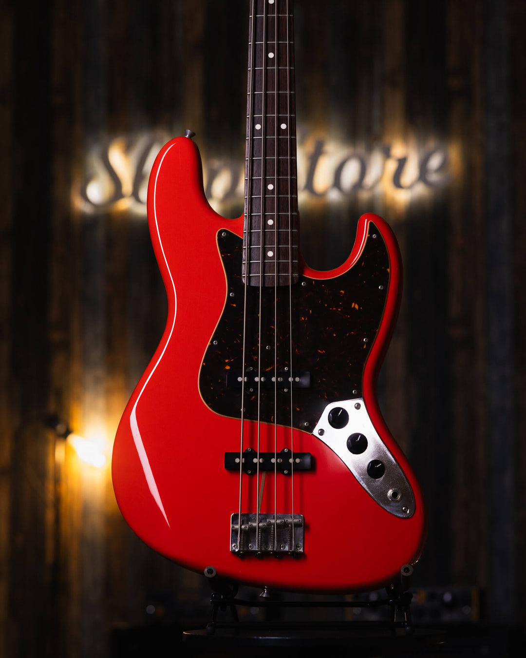 Fender Jazz Bass RI'62 Fiesta Red MIJ 2004 - Bajo Eléctrico | ¡Uno de los instrumentos más populares en la historia musical moderna, el bajo Fender Jazz se ha convertido en un ícono! Este modelo Re-edición Japonés re visita la versión de los sesenta, con