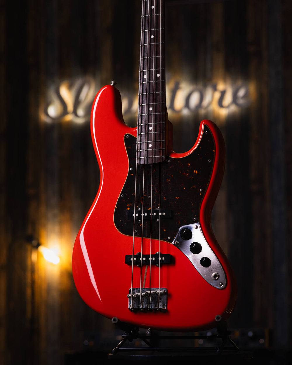 Fender Jazz Bass RI'62 Fiesta Red MIJ 2004 - Bajo Eléctrico | ¡Uno de los instrumentos más populares en la historia musical moderna, el bajo Fender Jazz se ha convertido en un ícono! Este modelo Re-edición Japonés re visita la versión de los sesenta, con