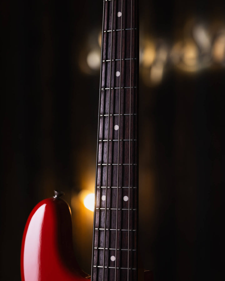 Fender Jazz Bass RI'62 Fiesta Red MIJ 2004 - Bajo Eléctrico | ¡Uno de los instrumentos más populares en la historia musical moderna, el bajo Fender Jazz se ha convertido en un ícono! Este modelo Re-edición Japonés re visita la versión de los sesenta, con