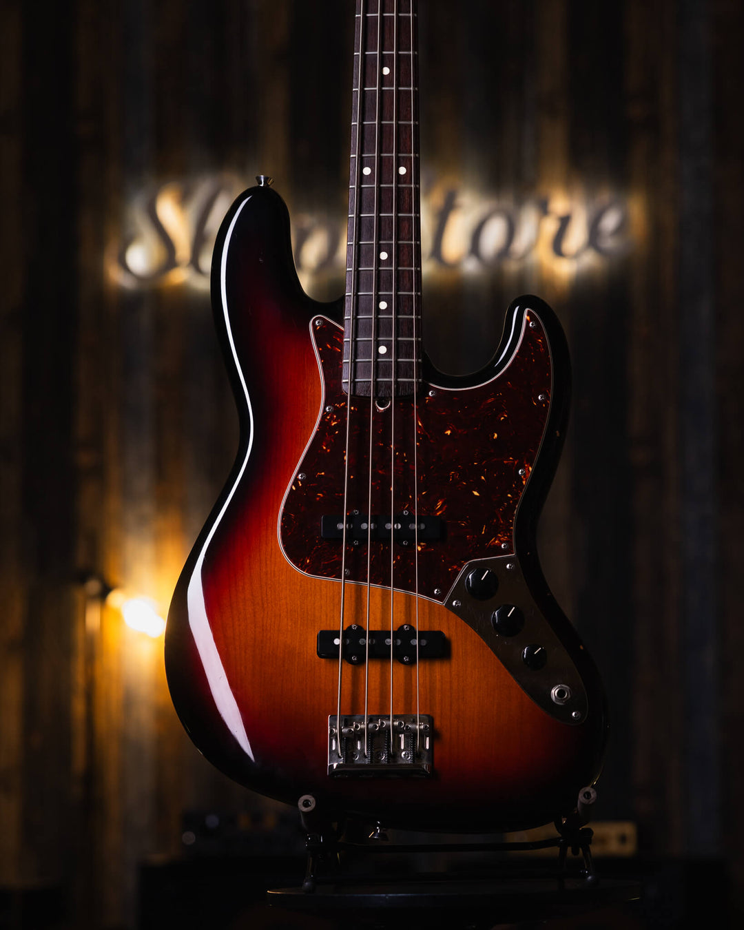 Fender Jazz Bass American Standard 3-Tone Sunburst 2013 - Bajo Eléctrico | ¡El Fender American Standard Jazz Bass hace que un instrumento clásico sea aún mejor! Además de su legendario cuerpo de forma asimétrica y el diseño de mástil delgado, el Fender Am