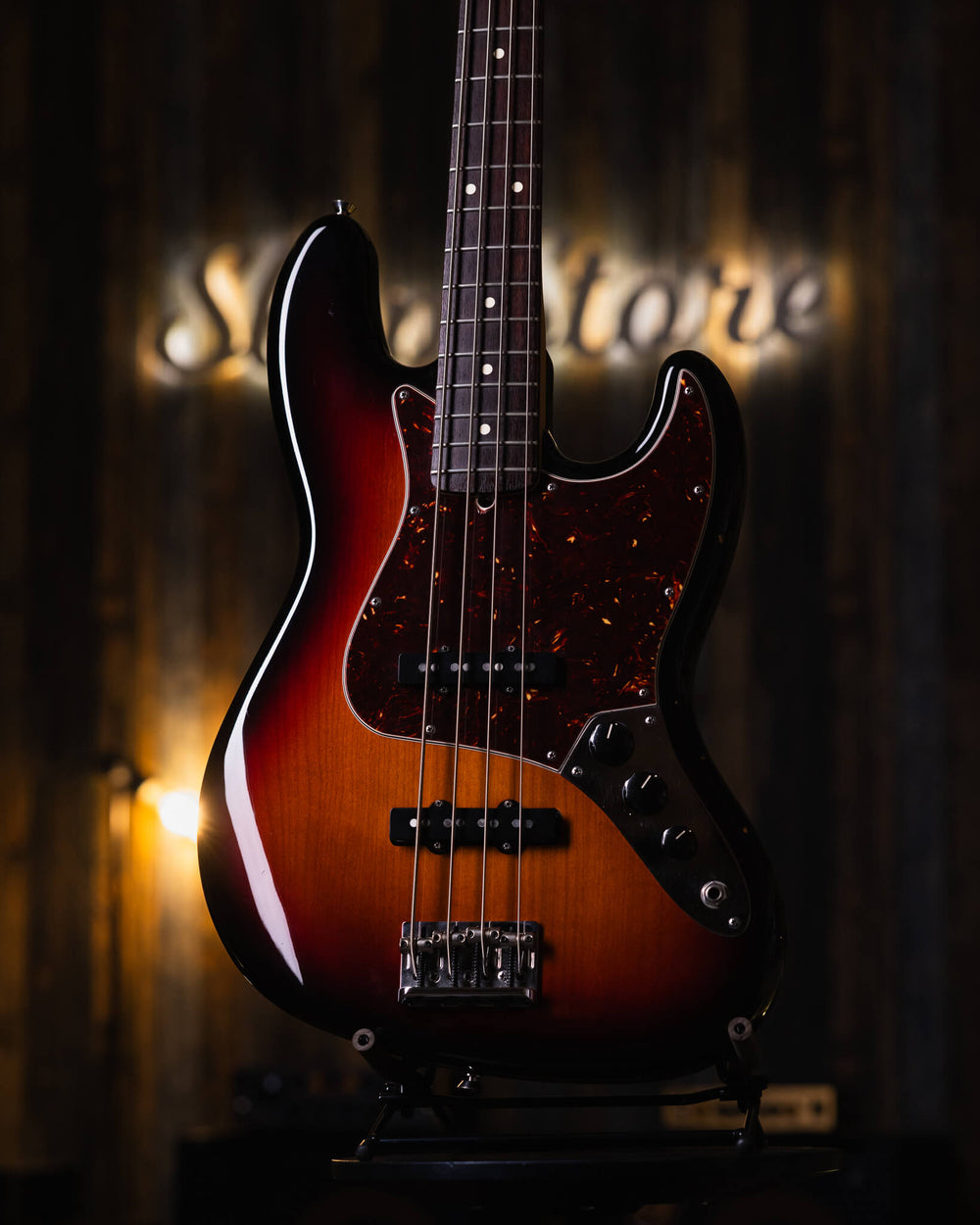 Fender Jazz Bass American Standard 3-Tone Sunburst 2013 - Bajo Eléctrico | ¡El Fender American Standard Jazz Bass hace que un instrumento clásico sea aún mejor! Además de su legendario cuerpo de forma asimétrica y el diseño de mástil delgado, el Fender Am