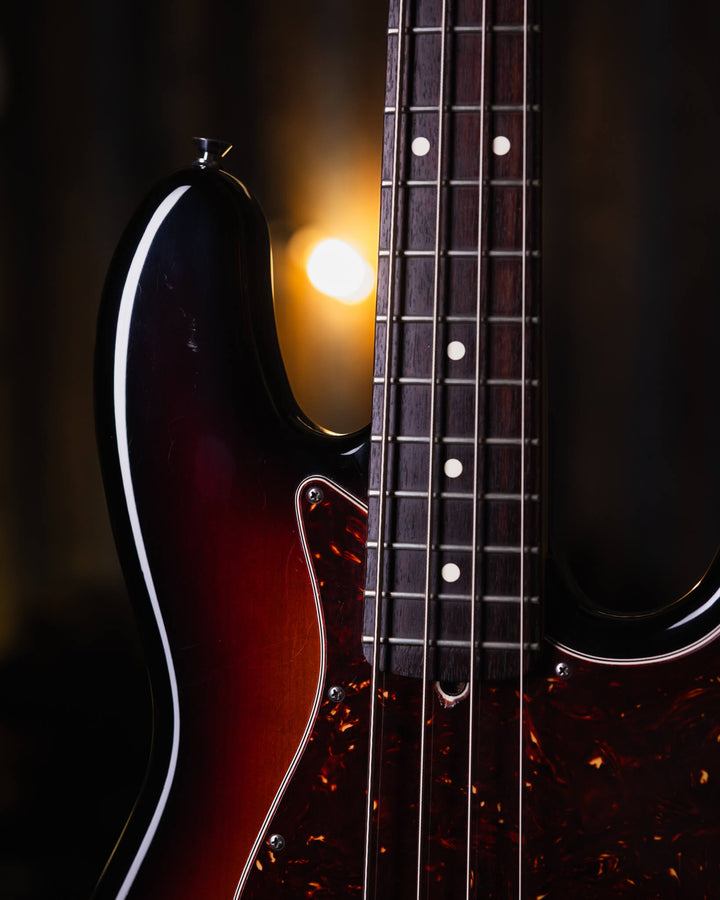 Fender Jazz Bass American Standard 3-Tone Sunburst 2013 - Bajo Eléctrico | ¡El Fender American Standard Jazz Bass hace que un instrumento clásico sea aún mejor! Además de su legendario cuerpo de forma asimétrica y el diseño de mástil delgado, el Fender Am