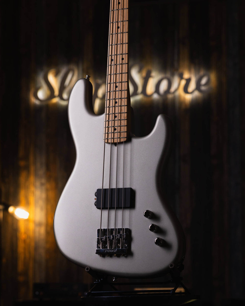 Fender Flea Signature Active Satin Inca Silver 2018 - Bajo Eléctrico | Cuerpo • Modelo: Flea Signature Active Jazz Bass• Madera: Alder • Terminación: Inca Silver, Satin Urethane Brazo • Madera: Quartersawn Maple• Terminación: Satin Urethane• Perfil: "C"•