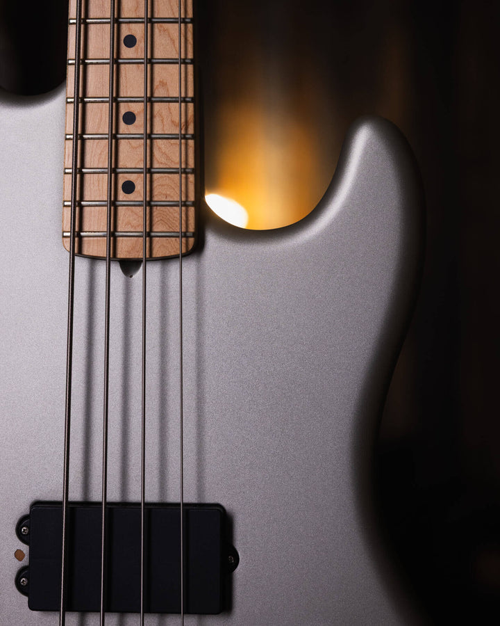 Fender Flea Signature Active Satin Inca Silver 2018 - Bajo Eléctrico | Cuerpo • Modelo: Flea Signature Active Jazz Bass• Madera: Alder • Terminación: Inca Silver, Satin Urethane Brazo • Madera: Quartersawn Maple• Terminación: Satin Urethane• Perfil: "C"•