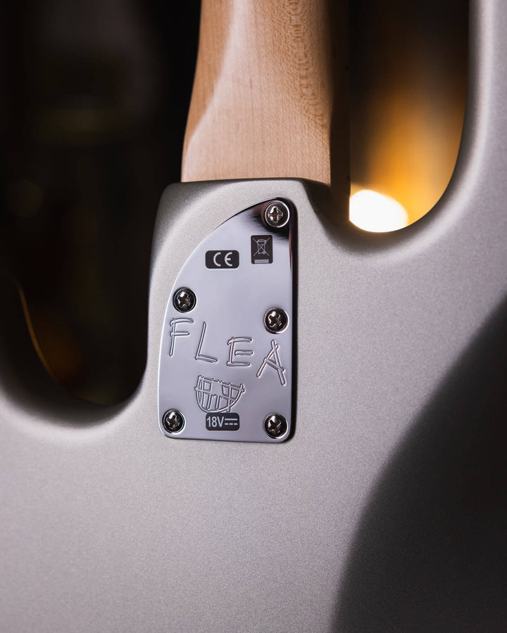 Fender Flea Signature Active Satin Inca Silver 2018 - Bajo Eléctrico | Cuerpo • Modelo: Flea Signature Active Jazz Bass• Madera: Alder • Terminación: Inca Silver, Satin Urethane Brazo • Madera: Quartersawn Maple• Terminación: Satin Urethane• Perfil: "C"•