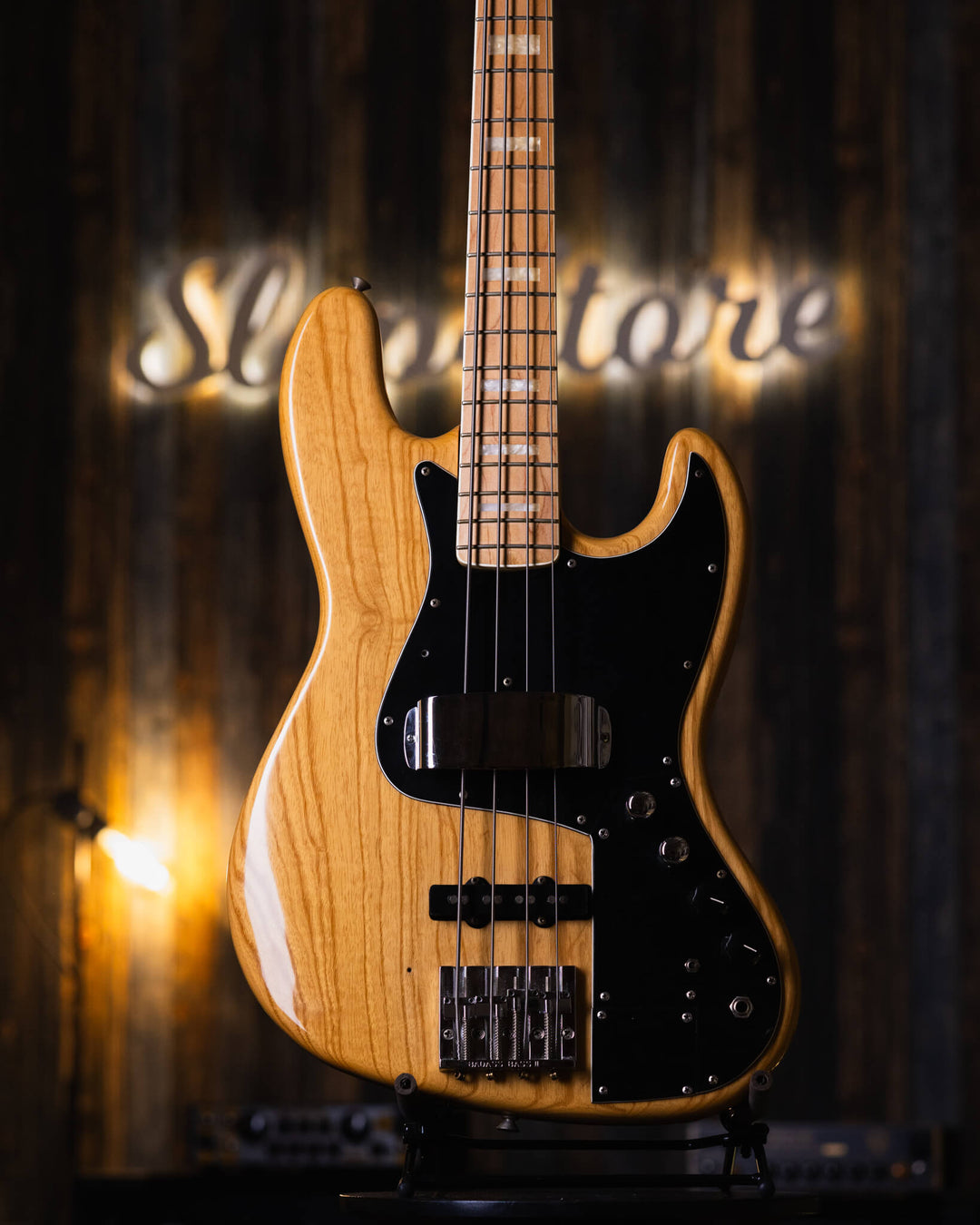 Fender Jazz Bass Natural MIJ 1994 - Bajo Eléctrico | Cuerpo • Modelo: Jazz Bass• Madera: Ash• Terminación: Natural, Gloss Brazo • Madera: Maple• Perfil: “C”• Terminación: Gloss• Espaciado: 19 mm• Escala: 34” • Nuez: Bone Diapasón • Madera: Maple• Radio: 9