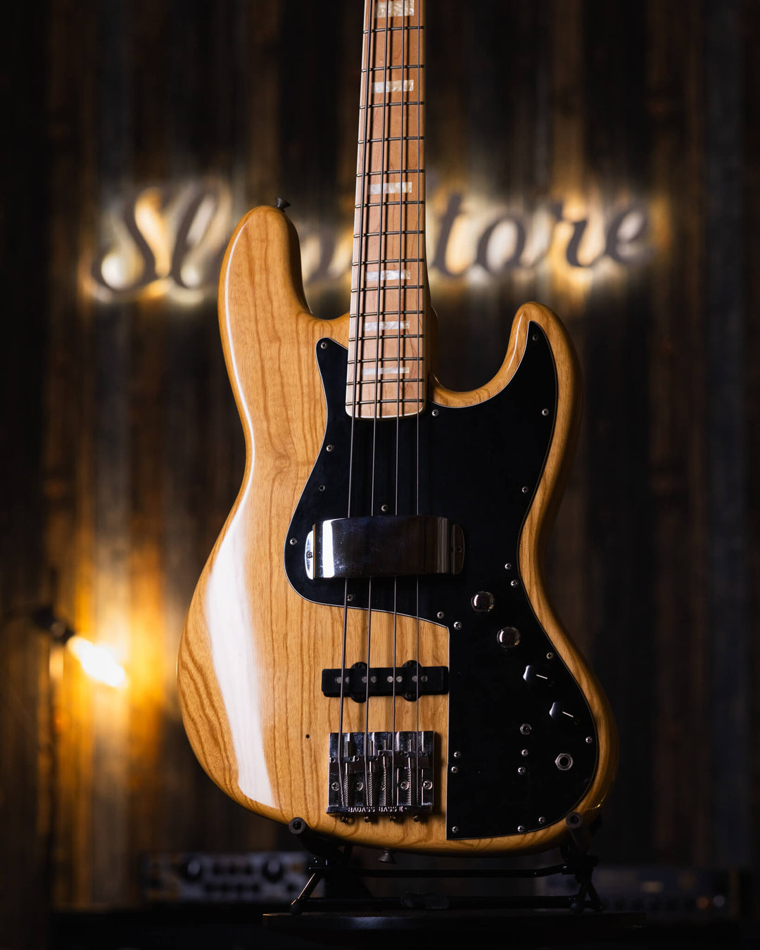 Fender Jazz Bass Natural MIJ 1994 - Bajo Eléctrico | Cuerpo • Modelo: Jazz Bass• Madera: Ash• Terminación: Natural, Gloss Brazo • Madera: Maple• Perfil: “C”• Terminación: Gloss• Espaciado: 19 mm• Escala: 34” • Nuez: Bone Diapasón • Madera: Maple• Radio: 9
