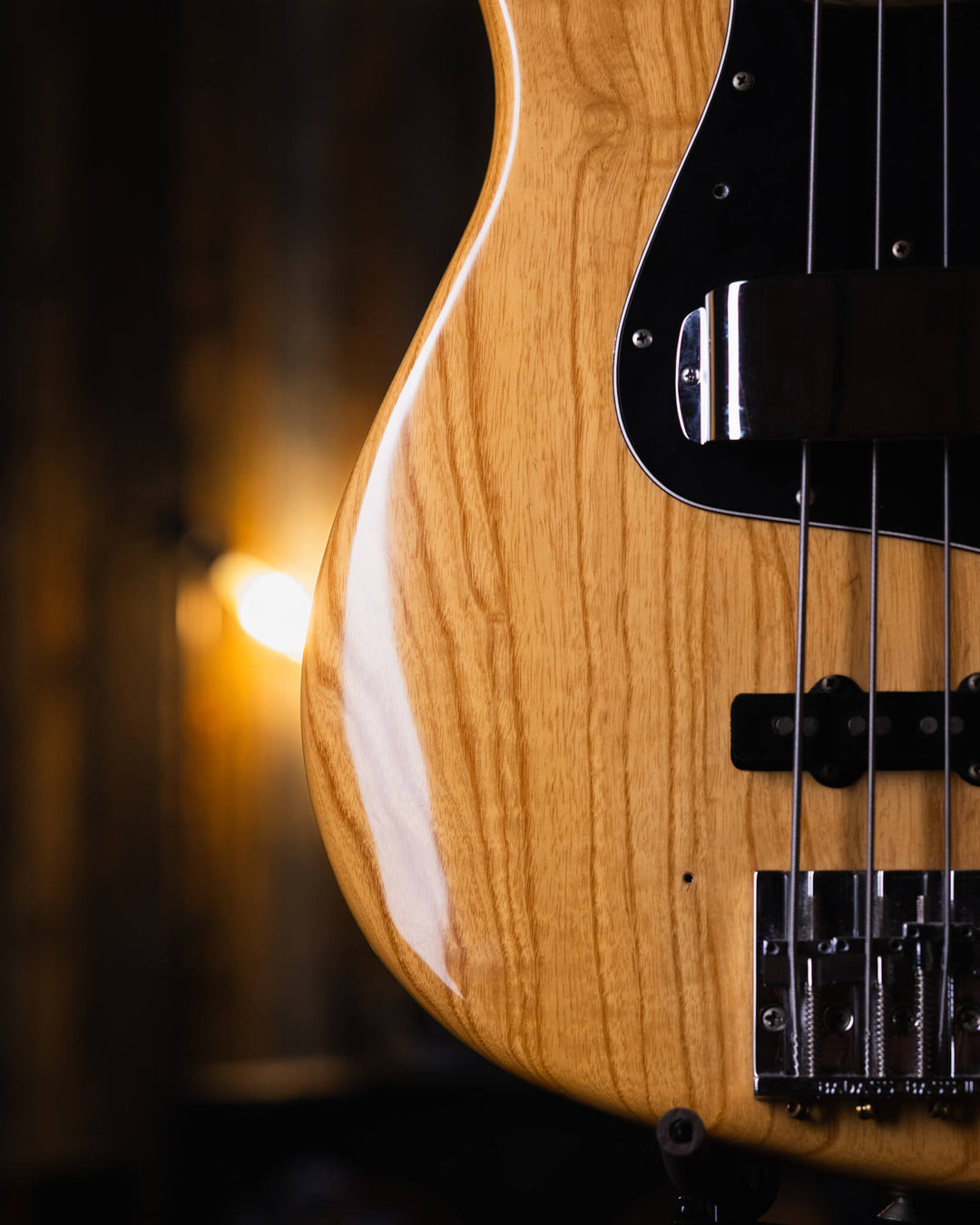 Fender Jazz Bass Natural MIJ 1994 - Bajo Eléctrico | Cuerpo • Modelo: Jazz Bass• Madera: Ash• Terminación: Natural, Gloss Brazo • Madera: Maple• Perfil: “C”• Terminación: Gloss• Espaciado: 19 mm• Escala: 34” • Nuez: Bone Diapasón • Madera: Maple• Radio: 9