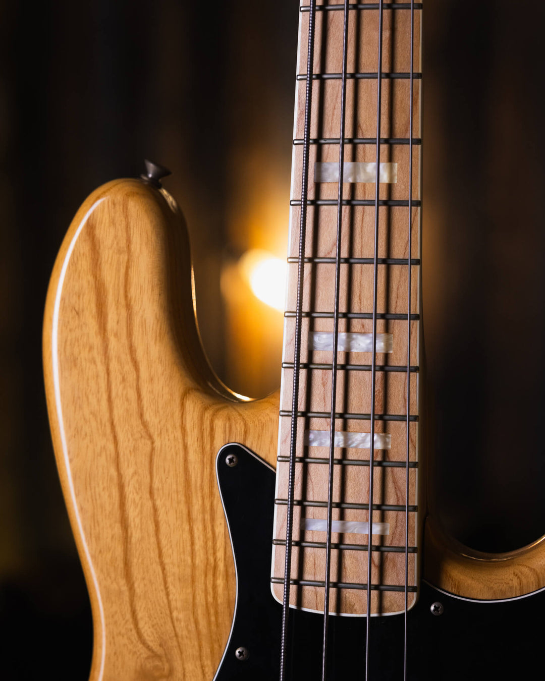 Fender Jazz Bass Natural MIJ 1994 - Bajo Eléctrico | Cuerpo • Modelo: Jazz Bass• Madera: Ash• Terminación: Natural, Gloss Brazo • Madera: Maple• Perfil: “C”• Terminación: Gloss• Espaciado: 19 mm• Escala: 34” • Nuez: Bone Diapasón • Madera: Maple• Radio: 9