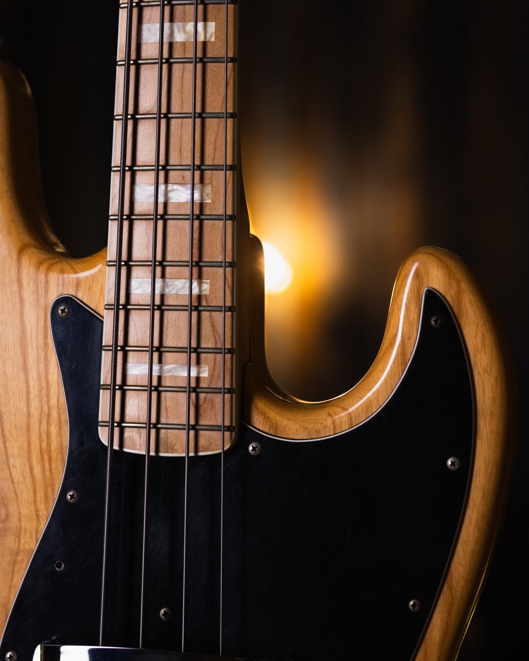 Fender Jazz Bass Natural MIJ 1994 - Bajo Eléctrico | Cuerpo • Modelo: Jazz Bass• Madera: Ash• Terminación: Natural, Gloss Brazo • Madera: Maple• Perfil: “C”• Terminación: Gloss• Espaciado: 19 mm• Escala: 34” • Nuez: Bone Diapasón • Madera: Maple• Radio: 9
