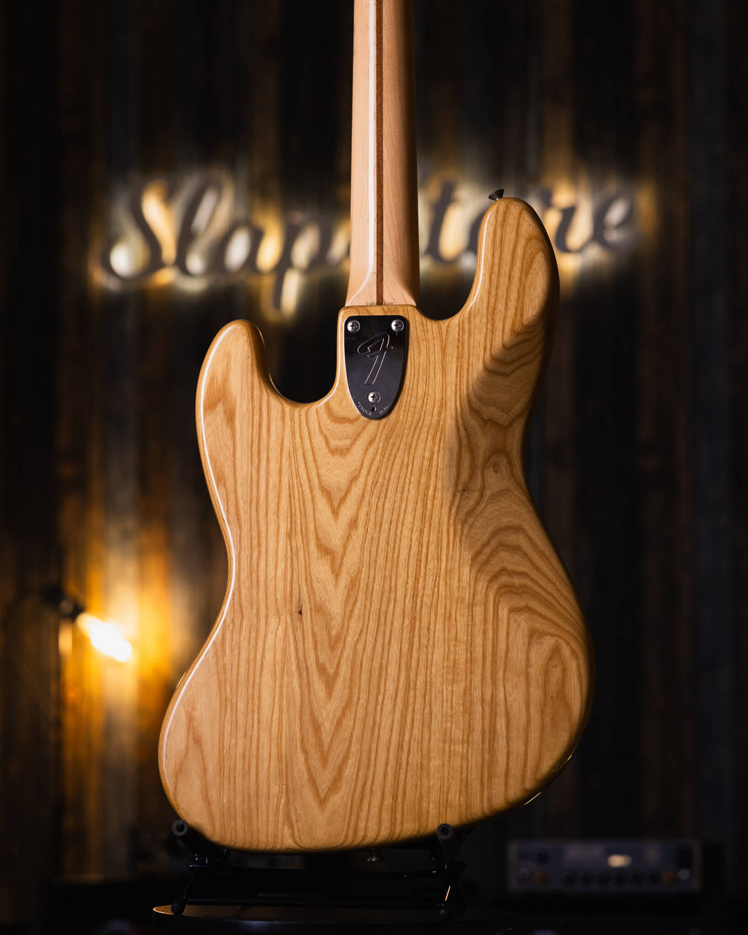 Fender Jazz Bass Natural MIJ 1994 - Bajo Eléctrico | Cuerpo • Modelo: Jazz Bass• Madera: Ash• Terminación: Natural, Gloss Brazo • Madera: Maple• Perfil: “C”• Terminación: Gloss• Espaciado: 19 mm• Escala: 34” • Nuez: Bone Diapasón • Madera: Maple• Radio: 9