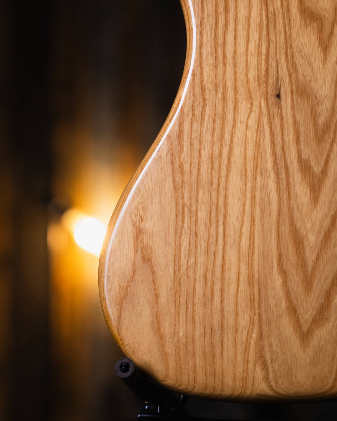 Fender Jazz Bass Natural MIJ 1994 - Bajo Eléctrico | Cuerpo • Modelo: Jazz Bass• Madera: Ash• Terminación: Natural, Gloss Brazo • Madera: Maple• Perfil: “C”• Terminación: Gloss• Espaciado: 19 mm• Escala: 34” • Nuez: Bone Diapasón • Madera: Maple• Radio: 9