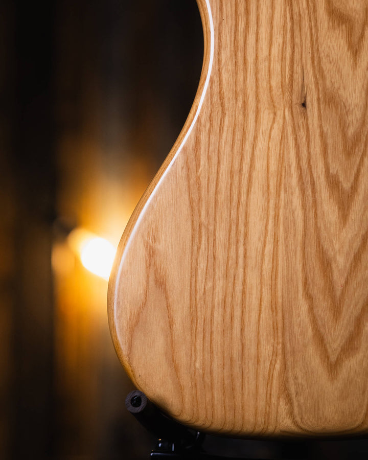 Fender Jazz Bass Natural MIJ 1994 - Bajo Eléctrico | Cuerpo • Modelo: Jazz Bass• Madera: Ash• Terminación: Natural, Gloss Brazo • Madera: Maple• Perfil: “C”• Terminación: Gloss• Espaciado: 19 mm• Escala: 34” • Nuez: Bone Diapasón • Madera: Maple• Radio: 9