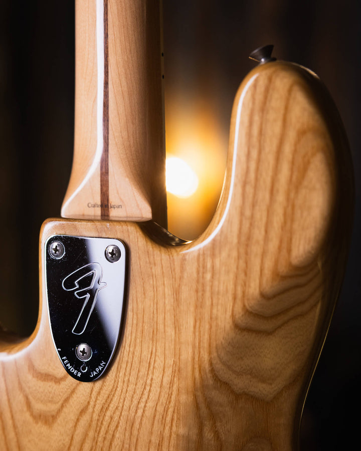 Fender Jazz Bass Natural MIJ 1994 - Bajo Eléctrico | Cuerpo • Modelo: Jazz Bass• Madera: Ash• Terminación: Natural, Gloss Brazo • Madera: Maple• Perfil: “C”• Terminación: Gloss• Espaciado: 19 mm• Escala: 34” • Nuez: Bone Diapasón • Madera: Maple• Radio: 9