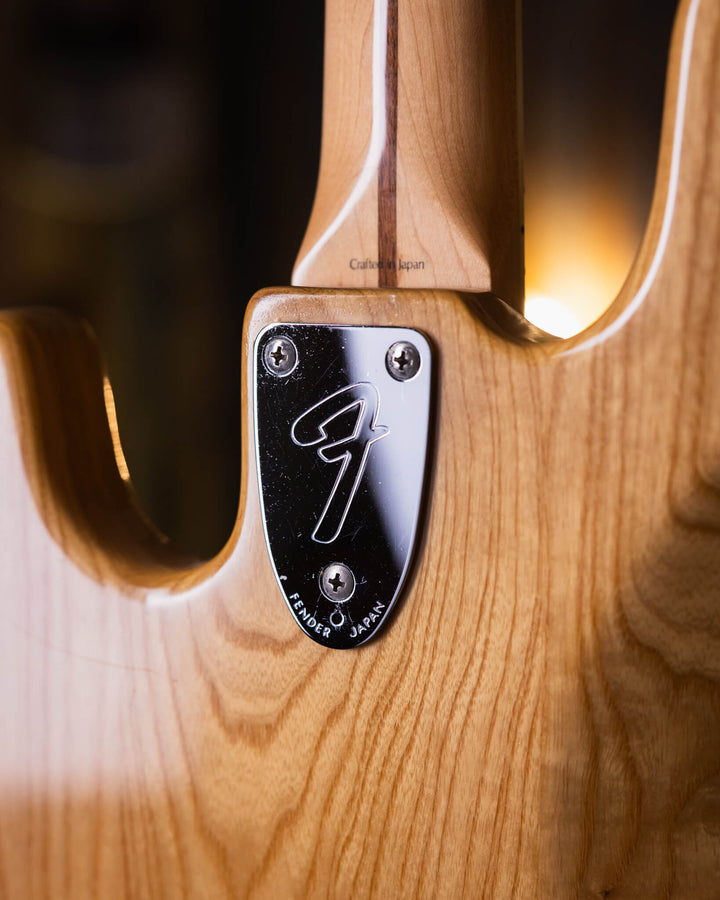 Fender Jazz Bass Natural MIJ 1994 - Bajo Eléctrico | Cuerpo • Modelo: Jazz Bass• Madera: Ash• Terminación: Natural, Gloss Brazo • Madera: Maple• Perfil: “C”• Terminación: Gloss• Espaciado: 19 mm• Escala: 34” • Nuez: Bone Diapasón • Madera: Maple• Radio: 9