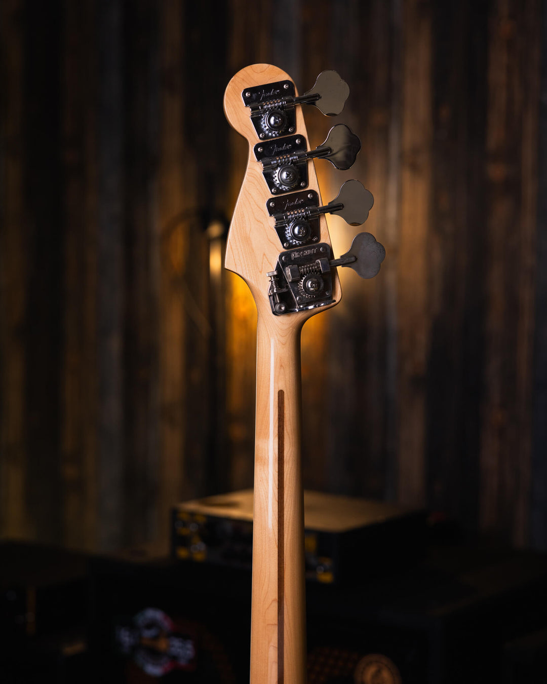 Fender Jazz Bass Natural MIJ 1994 - Bajo Eléctrico | Cuerpo • Modelo: Jazz Bass• Madera: Ash• Terminación: Natural, Gloss Brazo • Madera: Maple• Perfil: “C”• Terminación: Gloss• Espaciado: 19 mm• Escala: 34” • Nuez: Bone Diapasón • Madera: Maple• Radio: 9