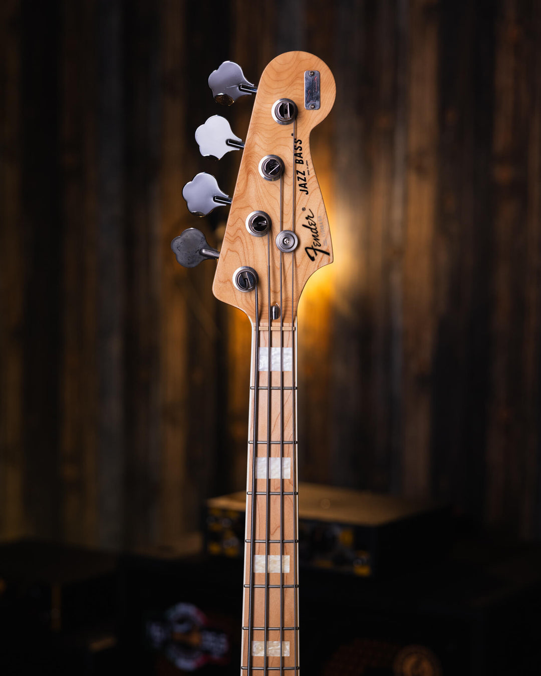 Fender Jazz Bass Natural MIJ 1994 - Bajo Eléctrico | Cuerpo • Modelo: Jazz Bass• Madera: Ash• Terminación: Natural, Gloss Brazo • Madera: Maple• Perfil: “C”• Terminación: Gloss• Espaciado: 19 mm• Escala: 34” • Nuez: Bone Diapasón • Madera: Maple• Radio: 9